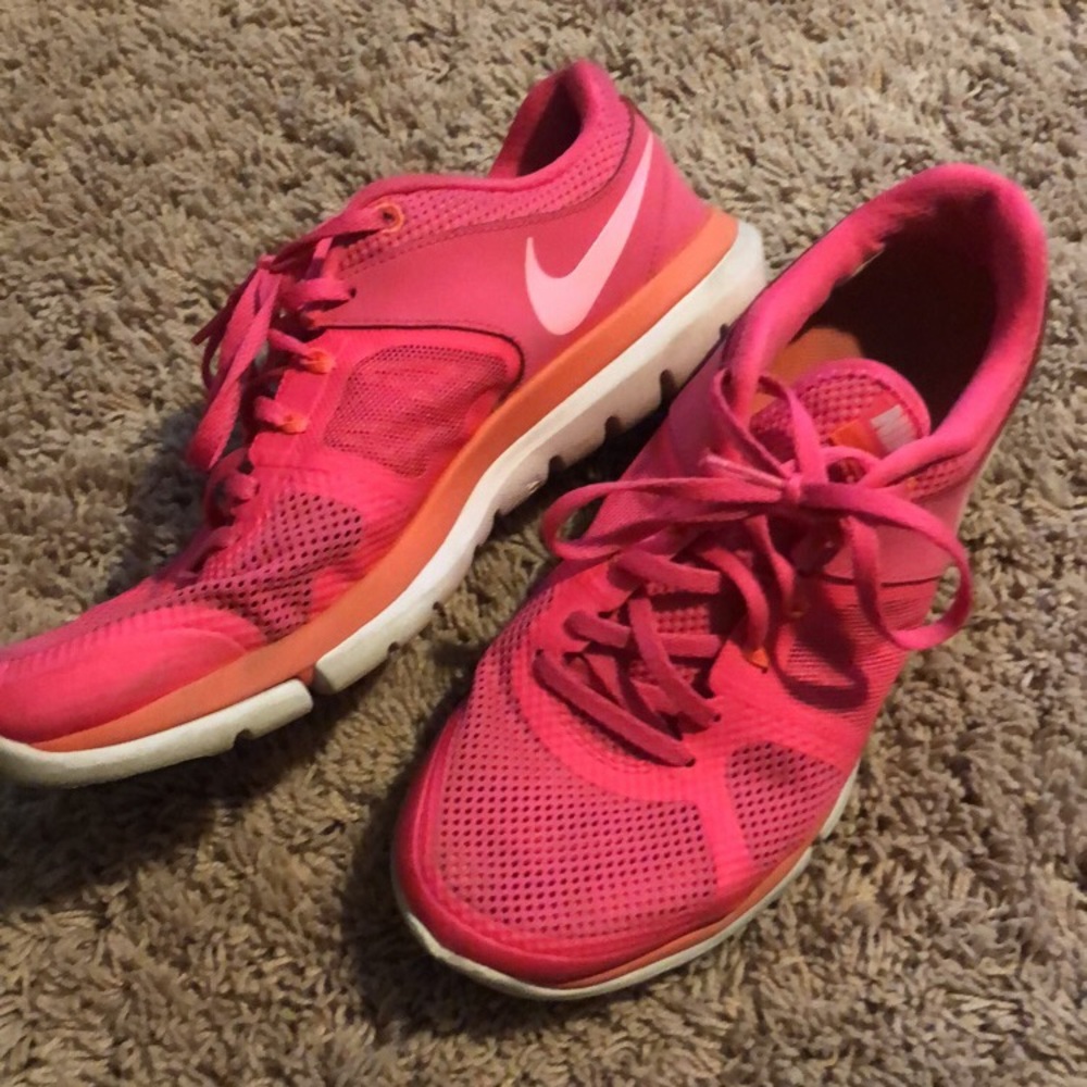 Pink nike tennis shoes